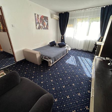 Cozy & Warm Studio Bukares Bagian luar foto